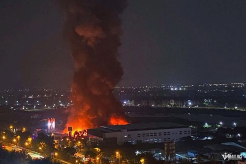 Đang cháy lớn nhà xưởng ở Hà Nội, cột khói đen bốc cao hàng chục mét