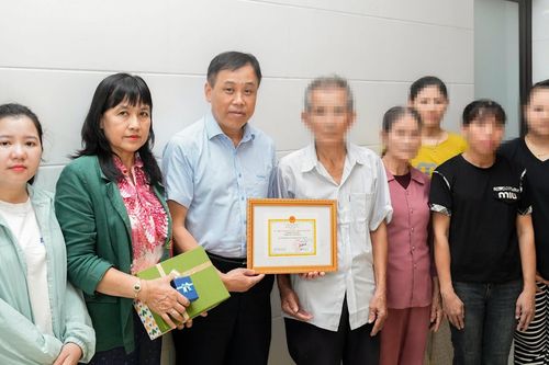 Trao kỷ niệm chương 'Vì sức khỏe nhân dân' cho gia đình người hiến tạng
