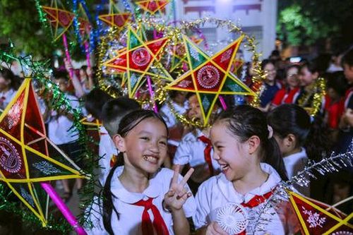 Trẻ em phường Ba Đình rộn rã rước đèn lung linh dưới ánh trăng rằm