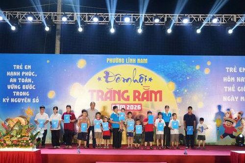 Phường Lĩnh Nam: Trao yêu thương trong đêm hội Trăng rằm