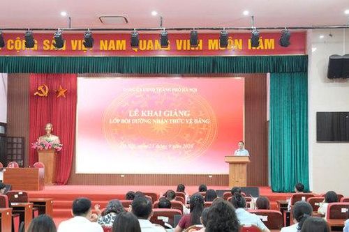 Đảng ủy UBND TP Hà Nội khai giảng lớp bồi dưỡng nhận thức về Đảng