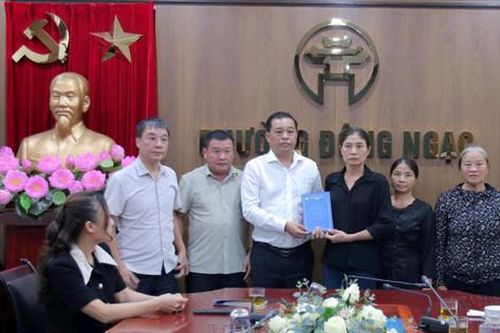 Trao hỗ trợ đối với gia đình nạn nhân nam sinh tử vong tại phường Đông Ngạc