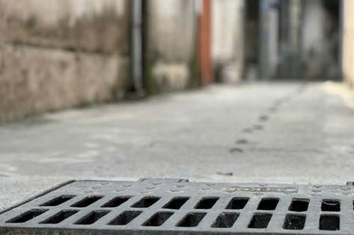 Nắp hố ga nhô cao, người dân phường Phú Lương lo mất an toàn