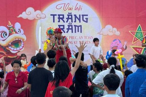 Thiếu nhi phường Tây Tựu náo nức vui hội trăng rằm