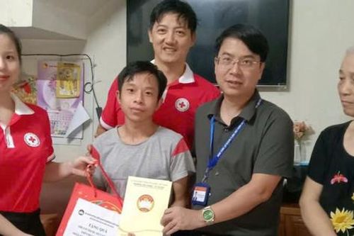 Phường Việt Hưng trao quà Trung thu đến trẻ em hộ cận nghèo