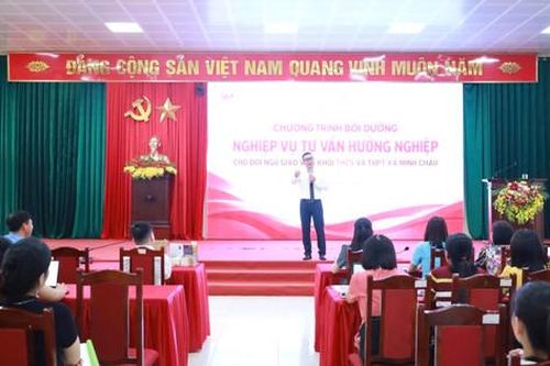 Tập huấn nghiệp vụ tư vấn hướng nghiệp cho giáo viên xã Minh Châu