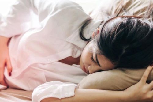 Cô gái 24 tuổi phát hiện thủng dạ dày thừa nhận sai lầm này trong lúc uống cà phê buổi sáng