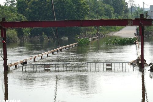 Dự án cầu nối 2 xã Hà Nội 'đắp chiếu' do không có mặt bằng thi công
