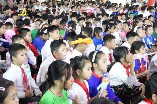 Đêm hội trăng rằm, thắp sáng ước mơ cho thiếu nhi vùng biên Yên Khương