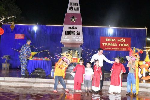 Cán bộ, chiến sĩ mang Trung thu đến với trẻ em ở Trường Sa
