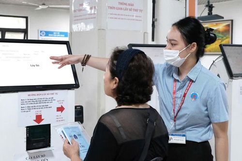 Chuyển đổi số trong bệnh viện: Thêm thuận tiện cho người cao tuổi