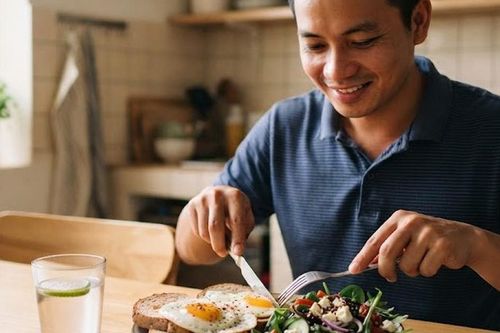 Ăn sáng giàu protein có giúp kiểm soát đường huyết?