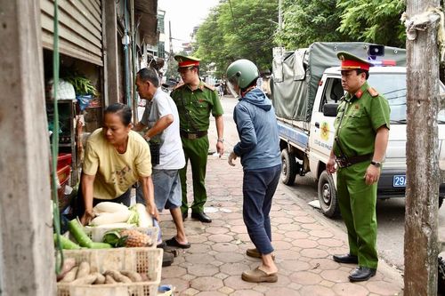 Sau phản ánh vi phạm, trật tự đô thị trên phố Lê Văn Hiến chuyển biến thế nào?