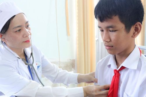 Nhiều học sinh Khánh Hòa được kiểm tra sức khỏe đầu năm học mới