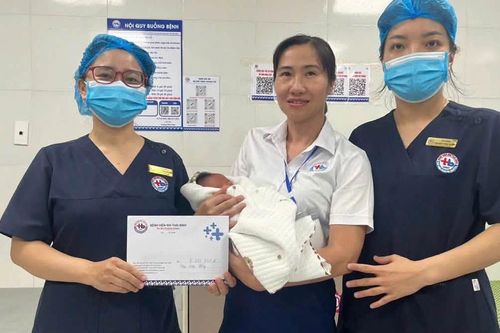Bé trai vừa chào đời bị người thân bỏ lại bệnh viện