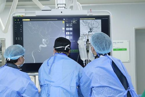 Can thiệp thành công căn bệnh ví như 'quả bom nổ chậm' ẩn sau những cơn đau đầu