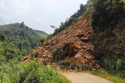 Hàng nghìn mét khối đất đá sạt xuống đường ở Lào Cai