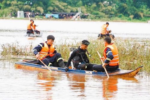 Tìm thấy thi thể nghi phụ nữ bị nước cuốn cùng ôtô
