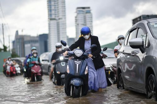 Đường ở Thủ Thiêm ngập hơn một ngày, xe chết máy, người ngã nhào