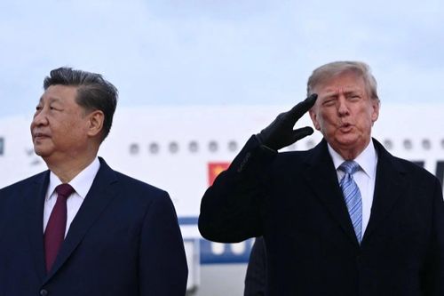 Phản ứng trái ngược của ông Trump và ông Tập khi B-1 bay qua