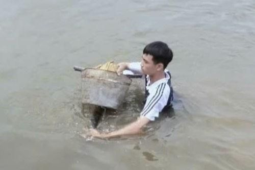 Nam sinh lớp 11 lao xuống kênh cứu hai em nhỏ đuối nước