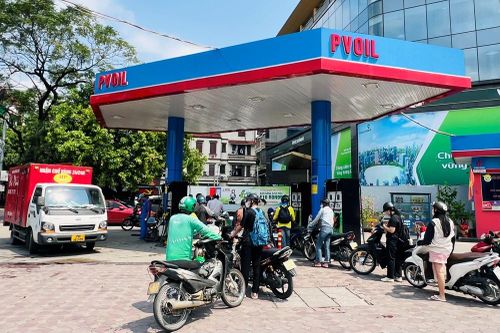Giá xăng tăng mạnh, E10 RON95 vượt 27.000 đồng/lít