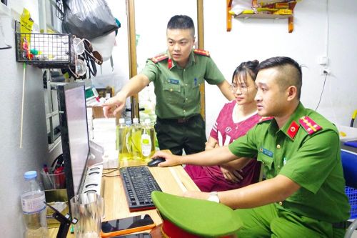 Mua rượu trôi nổi trên không gian mạng, gắn mác 'đặc sản' bán trên TikTok