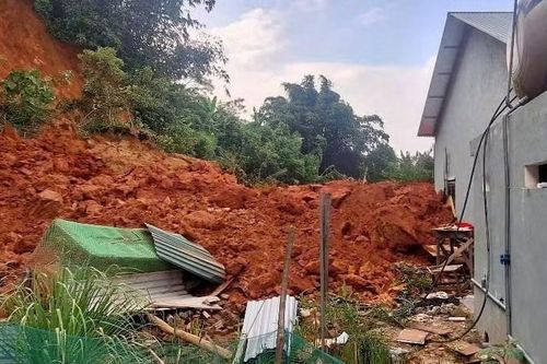 Mưa lớn gây sập nhà dân và sạt lở nhiều tuyến đường Lào Cai