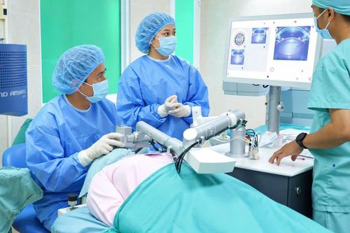 Người tiểu đường mắc bệnh đục thủy tinh thể điều trị khi nào?