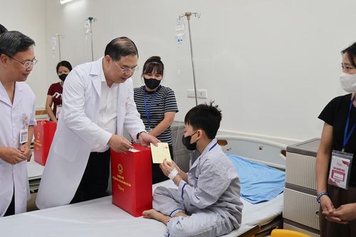 Phó Thủ tướng Thường trực Phạm Gia Túc thăm, tặng quà bệnh nhi dịp Tết Trung thu