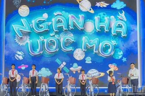 [Ảnh] Đêm hội 'Vầng trăng chiến sĩ': Nơi chắp cánh những ước mơ của trẻ em vùng khó