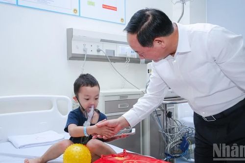 [Ảnh] Trưởng ban Tuyên giáo Trung ương Trịnh Văn Quyết thăm các bệnh nhi, nhân dịp Tết Trung thu