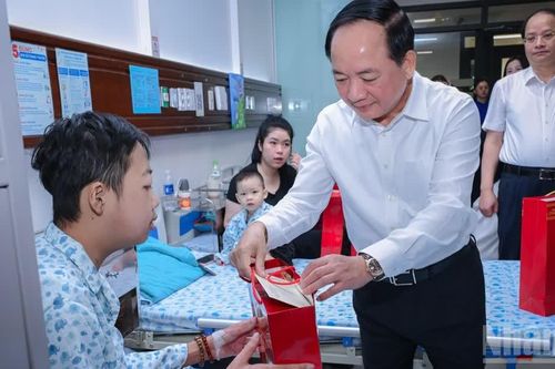 Trưởng ban Tuyên giáo Trung ương thăm, động viên các bệnh nhi nhân dịp Tết Trung thu 2026
