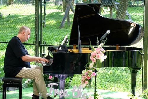 Rick Wakeman biểu diễn piano giữa rừng Tam Đảo, dành tặng những cá thể gấu được giải cứu