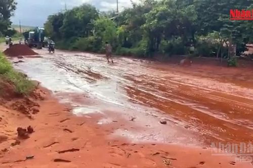 [Video] Lũ cát đỏ tràn xuống tuyến đường nối quốc lộ 1 với Mũi Né do mưa lớn