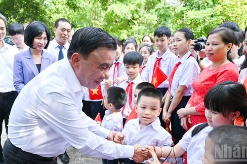[Ảnh] Thường trực Ban Bí thư Trần Cẩm Tú tặng quà Tết Trung thu tại Làng trẻ em SOS Hà Nội