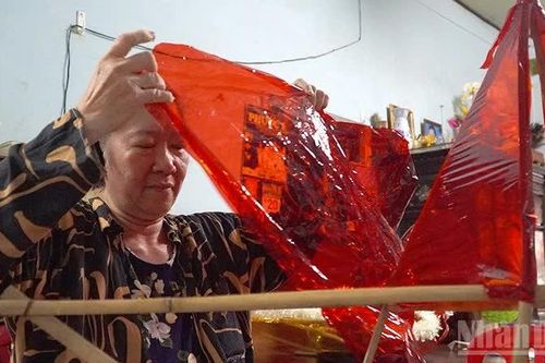 Đồng Tháp: Người phụ nữ 35 năm giữ nghề làm lồng đèn trung thu