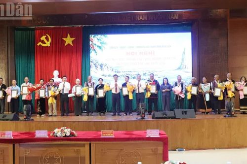 Các già làng, người có uy tín chung sức, đồng lòng xây dựng Đắk Lắk giàu đẹp, văn minh, bản sắc