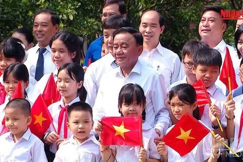 [Video] Thường trực Ban Bí thư Trần Cẩm Tú thăm và trao quà Trung thu tặng Làng trẻ em SOS Hà Nội