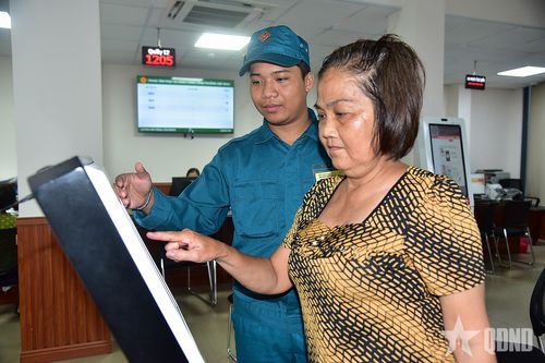'Chiến sĩ sao vuông' hỗ trợ người dân làm thủ tục hành chính trực tuyến