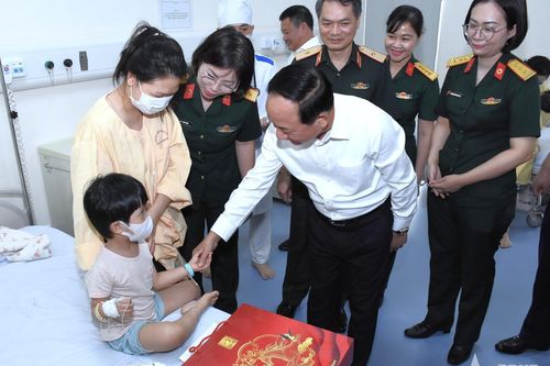 Đồng chí Trịnh Văn Quyết thăm, tặng quà bệnh nhi dịp Tết Trung thu 2026