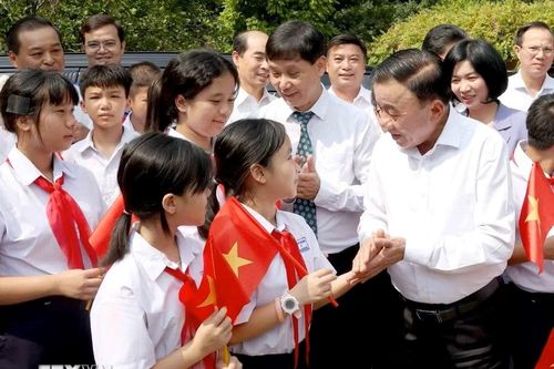 Thường trực Ban Bí thư Trần Cẩm Tú thăm và trao quà Trung thu tặng Làng trẻ em SOS Hà Nội