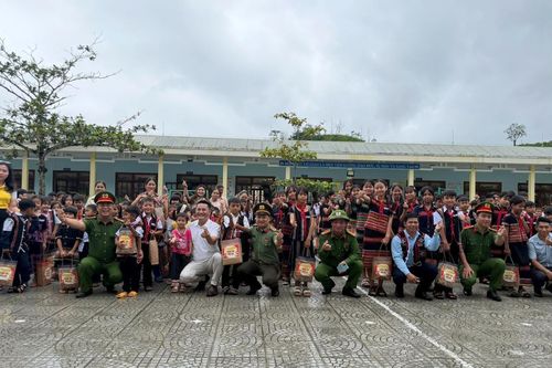 Mang Trung thu về với trẻ em xã biên giới La Êê