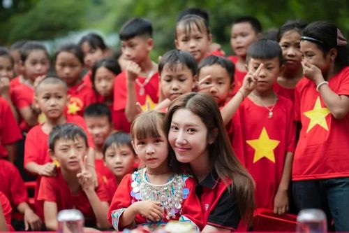 'Ngọc nữ truyền hình' Thúy Ngân có mùa Trung Thu đáng nhớ và ý nghĩa bên các em nhỏ vùng cao