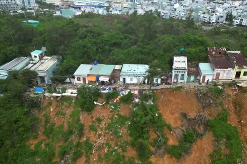 Chênh vênh bên miệng núi bị sạt lở
