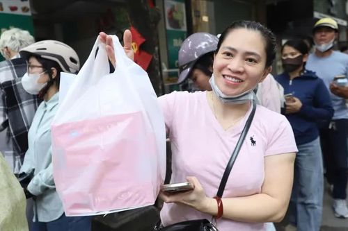 Xếp hàng cả tiếng chờ mua bánh Trung thu ở Hà Nội