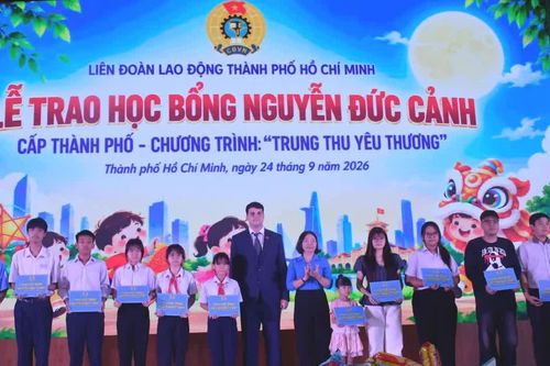 Trao 120 suất học bổng Nguyễn Đức Cảnh cho con công nhân, người lao động