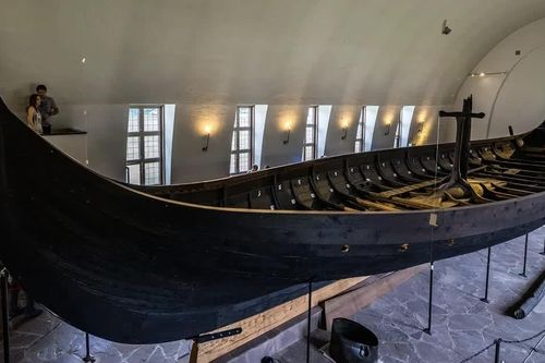 Người Viking có thật sự dùng tên lửa thiêu thuyền tang lễ?