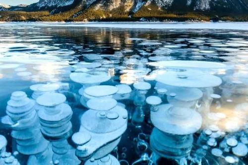 Bí mật hàng ngàn bong bóng ma quái trong hồ nước xanh kỳ lạ ở Canada