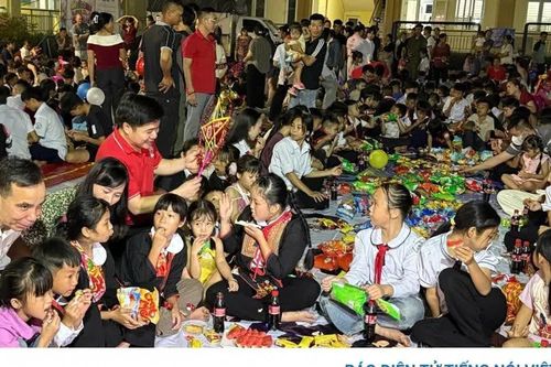Đêm hội 'Trăng ấm Đồng Quặng' cho trẻ em vùng dân tộc thiểu số